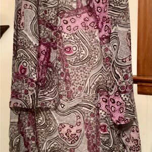 ACCENT BY LAVELLO. BEAUTIFUL CONVERTIBLE VEST PATTERNED IN PINK AND GRAY.